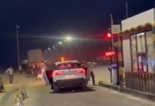 UP Latest News Update: Hooliganism of toll workers in Muzaffarnagar, Uttar Pradesh…A person riding in a car was beaten with sticks.