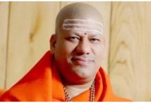 Mahamandaleshwar Swami Kailashanand Giri Maharaj: Acharya Mahamandaleshwar Swami consecrated Lord Shiva in Shri Kashi Vishwanath and wished for PM Modi's victory.
