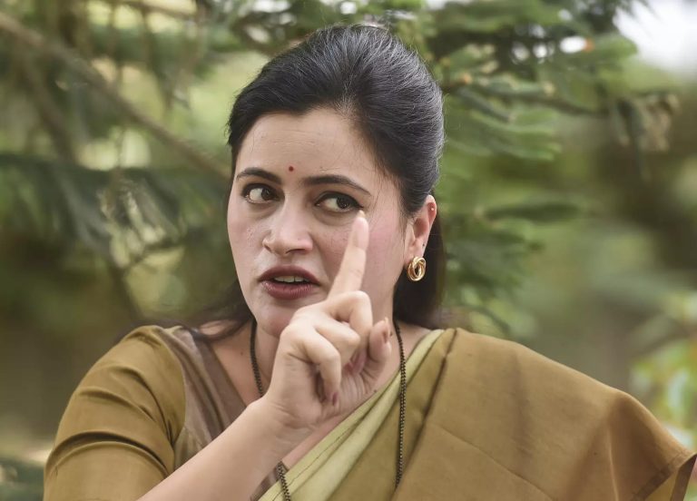 new-delhi-independent-mp-navneet-rana-speaks-to-media-persons-at-her-residence-