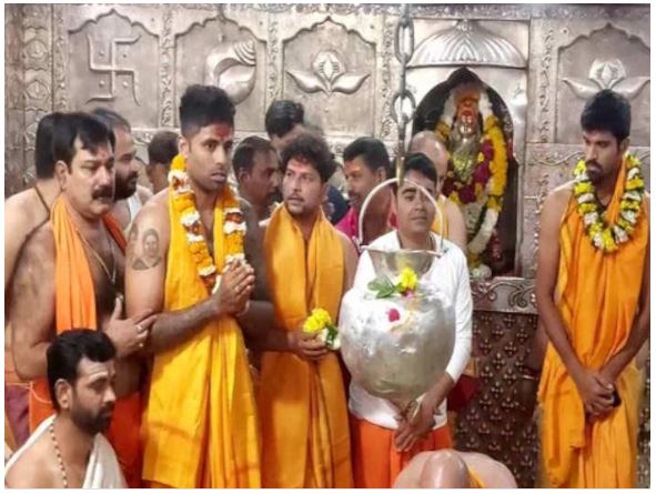 महाकालेश्वर मंदिर में पूजा करते टीम इंडिया के सदस्य