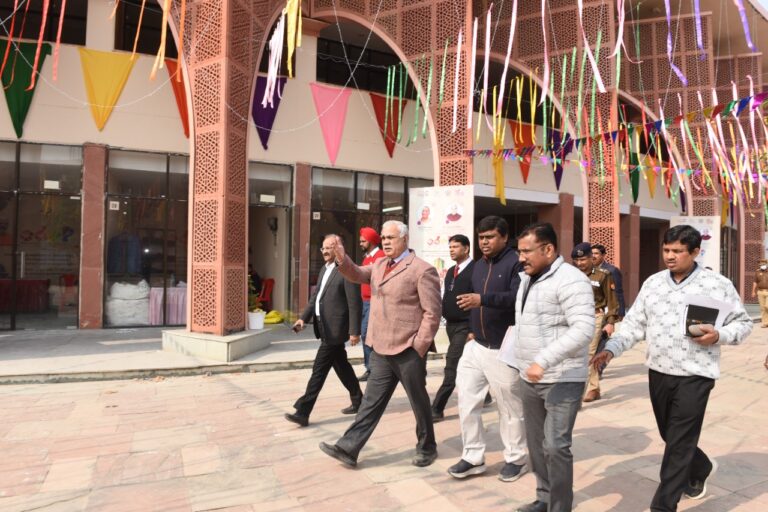 वृन्दावन (Vrindavan) योजना में प्रस्तावित ग्लोबल इन्वेस्टर्स समिट की तैयारियों का जायजा लेते मुख्य सचिव