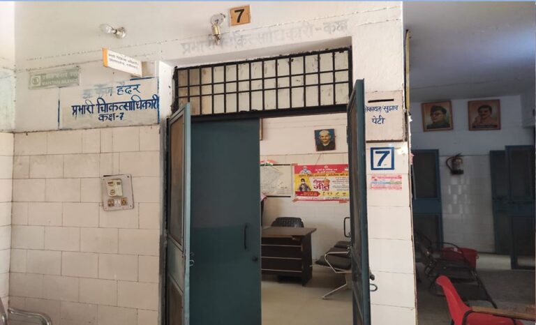 नजीबाबाद पीएचसी की जर्जर तस्वीर