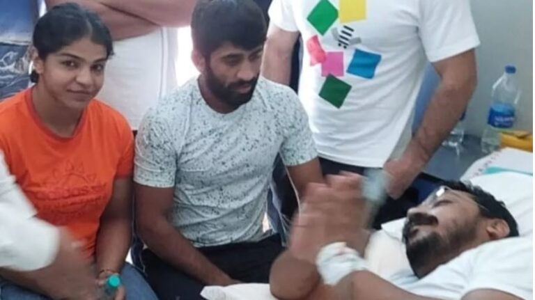 चंद्रशेखर से मिलने पहुंची पहलवान साक्षी मलिक व बजरंग पूनिया बोले सच की लड़ाई लड़ने वालों पर हो रहे हमले