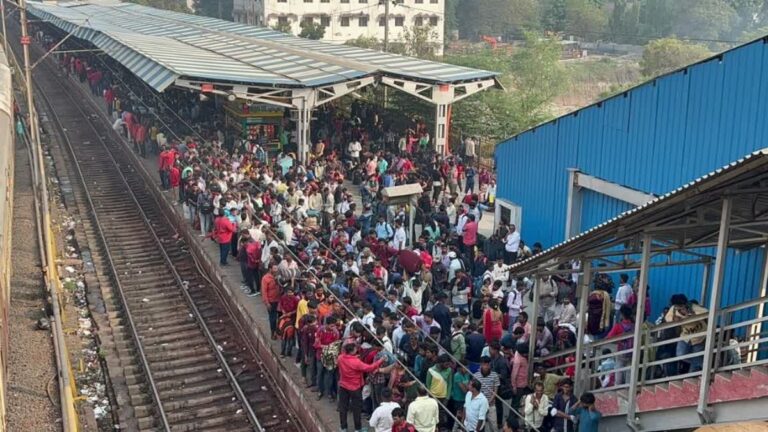फिर आई छठ, फिर ध्वस्त हुई रेलवे