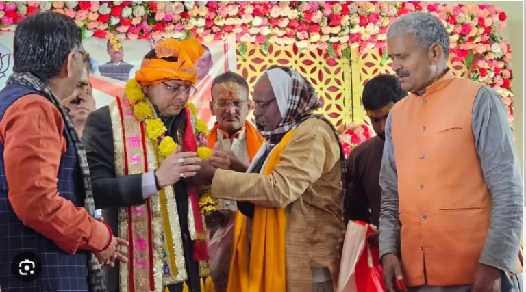 गिरिराज महाराज की शरण में पहुंचे ‘देवभूमि’ के मुख्यमंत्री पुष्कर सिंह धामी , ब्रजवासियों का अंदाज देख हो गए ‘गदगद’!