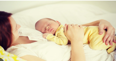 पैदा होने के बाद क्या दिन भर सोता है नवजात शिशु,