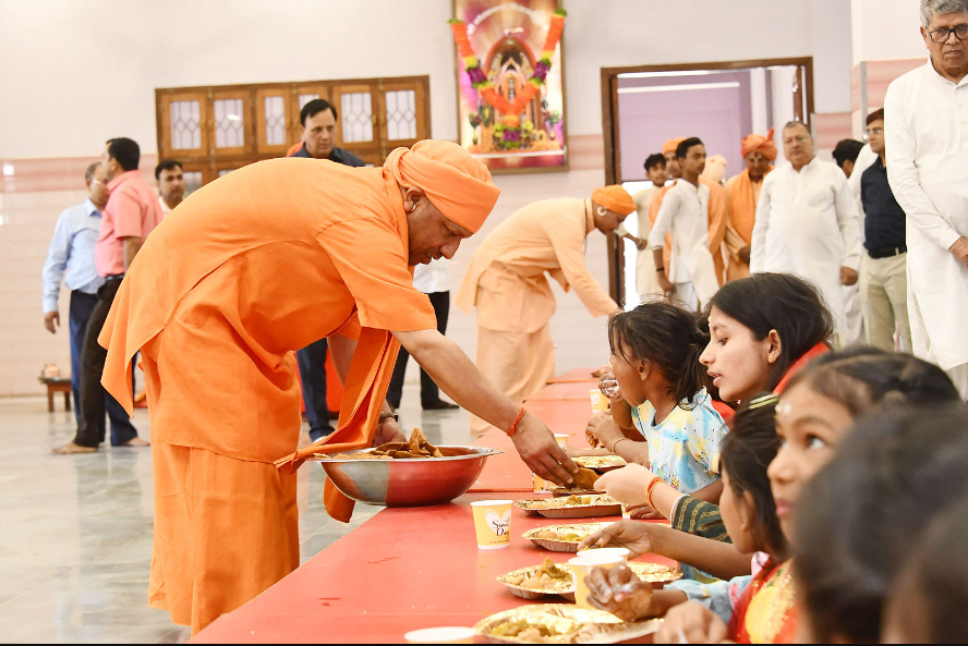 Latest Gorakhnath Temple News: On the occasion of Ramnavami, CM Yogi Adityanath performed Kanya Puja in Gorakhnath temple.