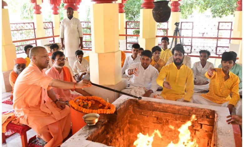 Latest Gorakhnath Temple CM Yogi News: Chief Minister Yogi Adityanath performed Yagya and Kanya Puja in Gorakhnath Temple.