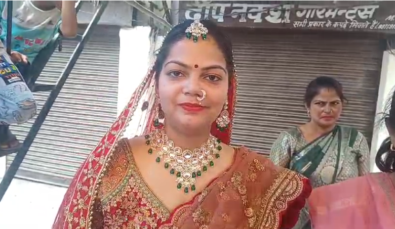 Lok Sabha Election 2024 Ghaziabad UP: In Ghaziabad, a woman reached the polling station in bridal clothes to cast her vote.