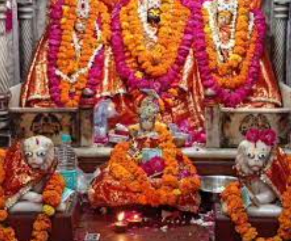 एक ऐसा मंदिर जहां पर लाठियां से होती है मां दुर्गा की पूजा!