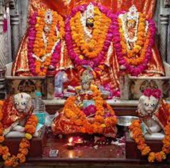 एक ऐसा मंदिर जहां पर लाठियां से होती है मां दुर्गा की पूजा!