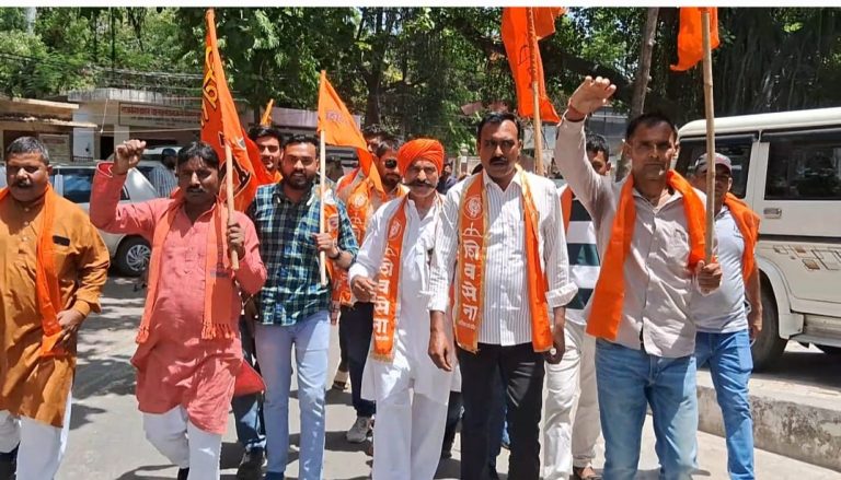 UP Bijnor Latest News: Shiv Sena President Chaudhary Veer Singh along with his supporters submitted a memorandum to the District Magistrate