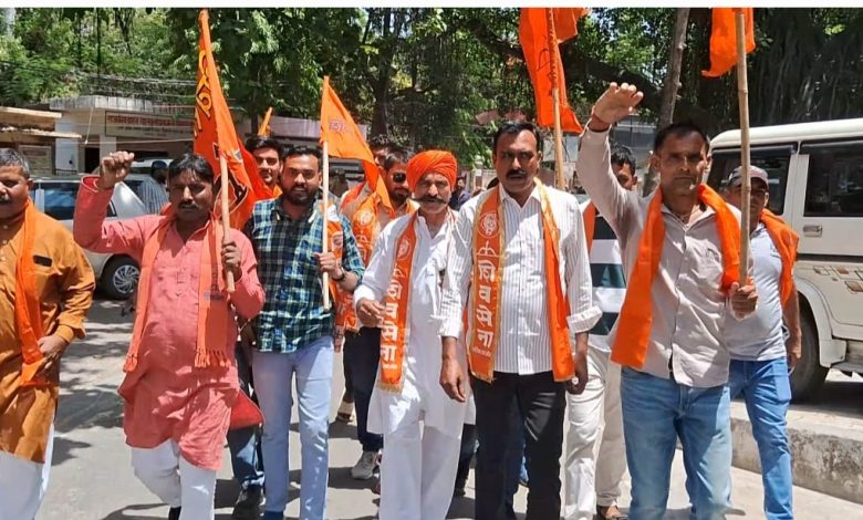 UP Bijnor Latest News: Shiv Sena President Chaudhary Veer Singh along with his supporters submitted a memorandum to the District Magistrate