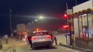 UP Latest News Update: Hooliganism of toll workers in Muzaffarnagar, Uttar Pradesh…A person riding in a car was beaten with sticks.
