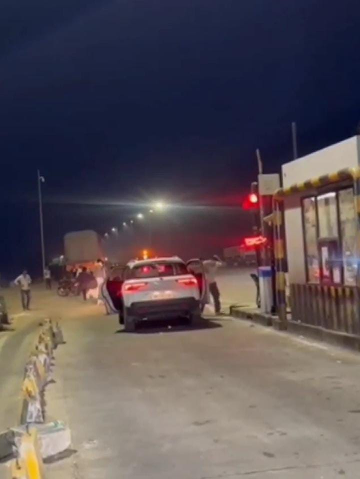 UP Latest News Update: Hooliganism of toll workers in Muzaffarnagar, Uttar Pradesh…A person riding in a car was beaten with sticks.