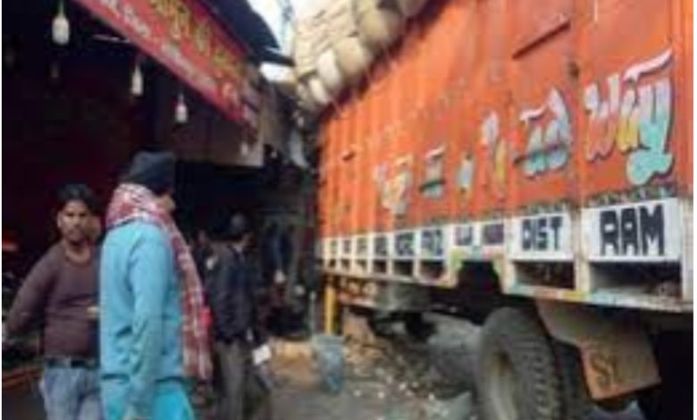 Amethi UP Latest Accident News: Dumper rammed into shop causing loss of goods worth lakhs