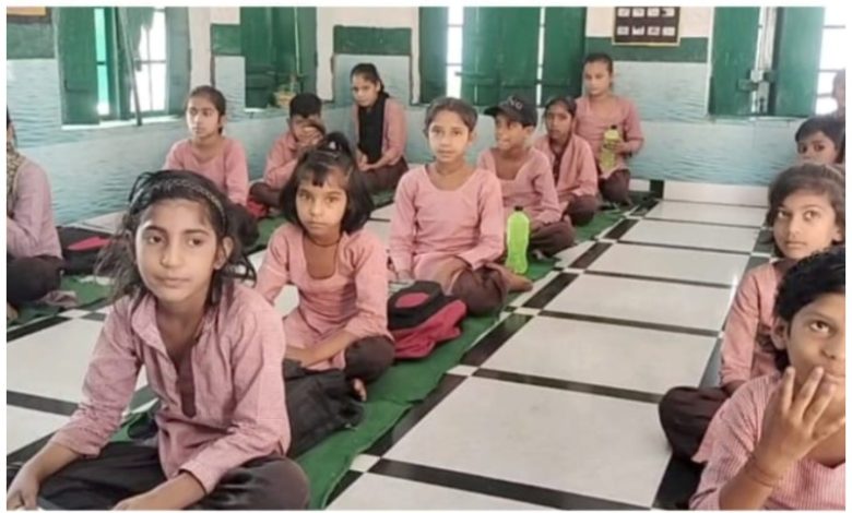 UP Saharanpur Latest News: Children come to primary school to sweep, not to study, expose of primary school