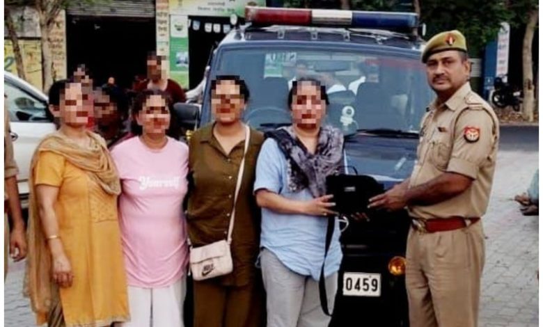 Latest News Bijnor UP: Women from England praised the working style of Bijnor Police