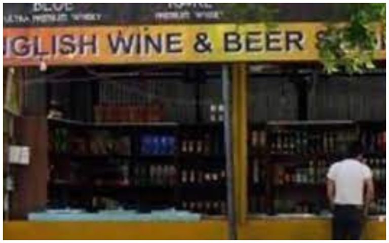 UP Latest News: Every day there is ruckus at the English liquor shop and beer shop adjacent to Devaki Nursing Home in Aliganj.