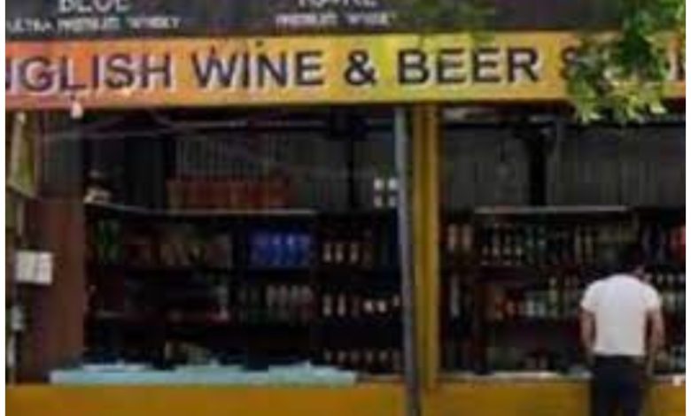 UP Latest News: Every day there is ruckus at the English liquor shop and beer shop adjacent to Devaki Nursing Home in Aliganj.