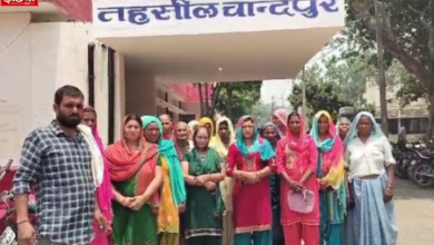 Women came out in protest against the opening of country liquor shop