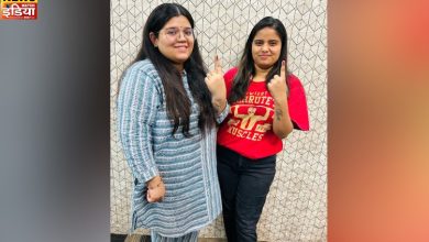 Girls of Delhi in a happy mood by showing marks on their fingers after voting in the 6th phase of Lok Sabha elections 2024.