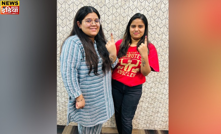 Girls of Delhi in a happy mood by showing marks on their fingers after voting in the 6th phase of Lok Sabha elections 2024.