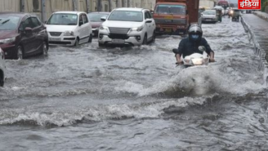 Heavy Rain in Delhi: BJP councilor seen driving a boat on the streets of Delhi, people got upset due to rain