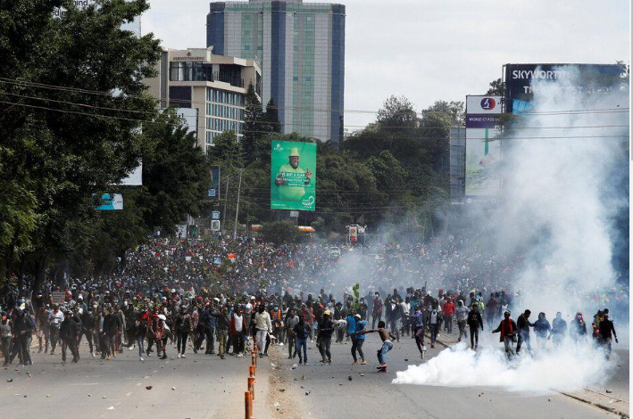 केन्या में टैक्स बढ़ाने पर जनता ने किया विद्रोह!
