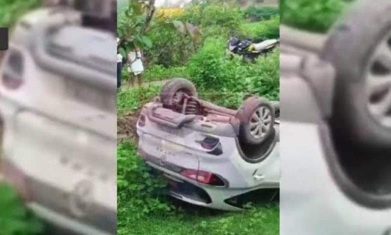 Jhansi News: Car overturned in filmy style, miscreants beat up the car riders.