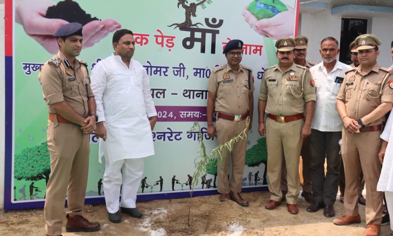 UP Ghaziabad News: MLA and police officers planted trees in Ghaziabad