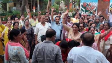 UP Ghaziabad News: Teachers in primary school in Ghaziabad's Kavi Nagar protested against digital attendance