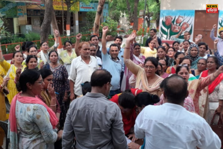 UP Ghaziabad News: Teachers in primary school in Ghaziabad's Kavi Nagar protested against digital attendance