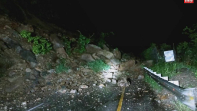 Landslide: Landslide occurred in Mussoorie, Uttarakhand, hundreds of passengers stranded due to closure of the highway.