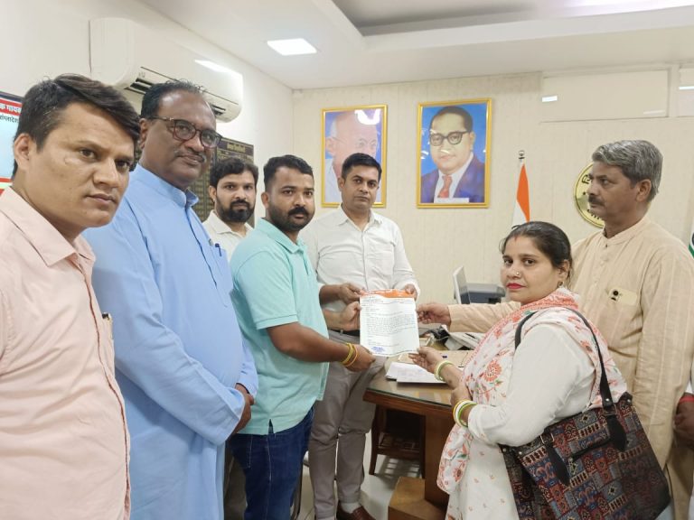 Khoda Nagar Palika's negligence: Gate of martyr Vijayant Thapar not rebuilt, colony residents angry