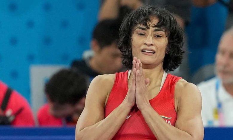 Mother...my courage and dreams are all broken, Vinesh Phogat said goodbye to wrestling