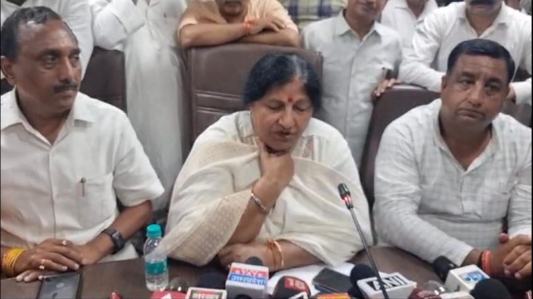 Ghaziabad Mayor Sunita Dayal made serious allegations of corruption against the Municipal Commissioner,