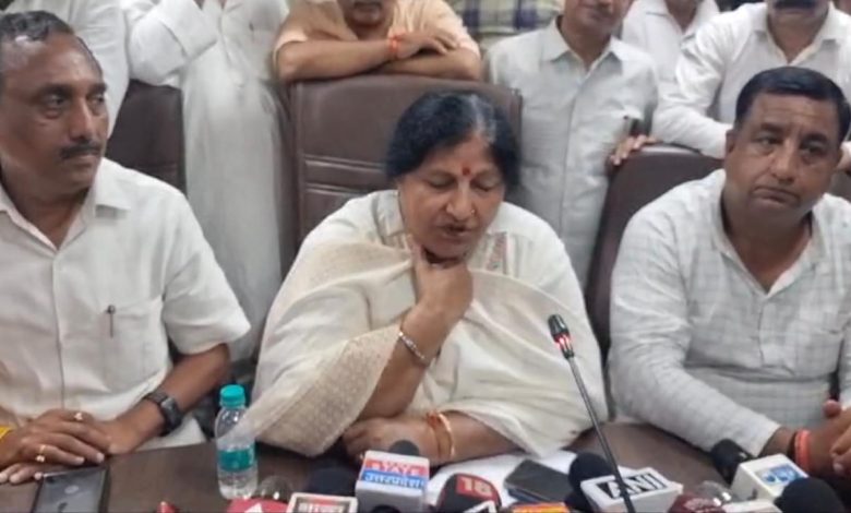 Ghaziabad Mayor Sunita Dayal made serious allegations of corruption against the Municipal Commissioner,