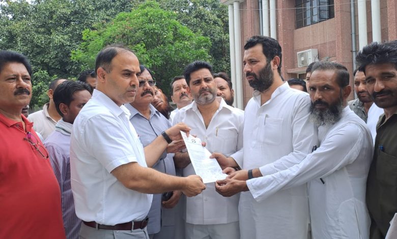 In Bijnor, Congressmen submitted a memorandum to the Collectorate