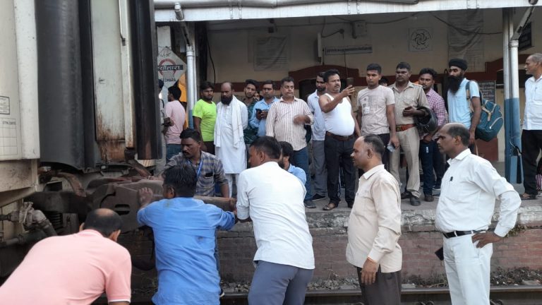 Kisan Express train splits into two parts in Bijnor
