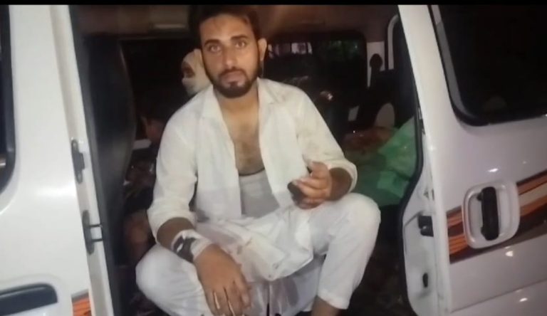 Attack with sticks due to old rivalry, mother and son injured