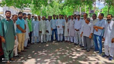 Congress committee reached the collectorate and submitted a memorandum