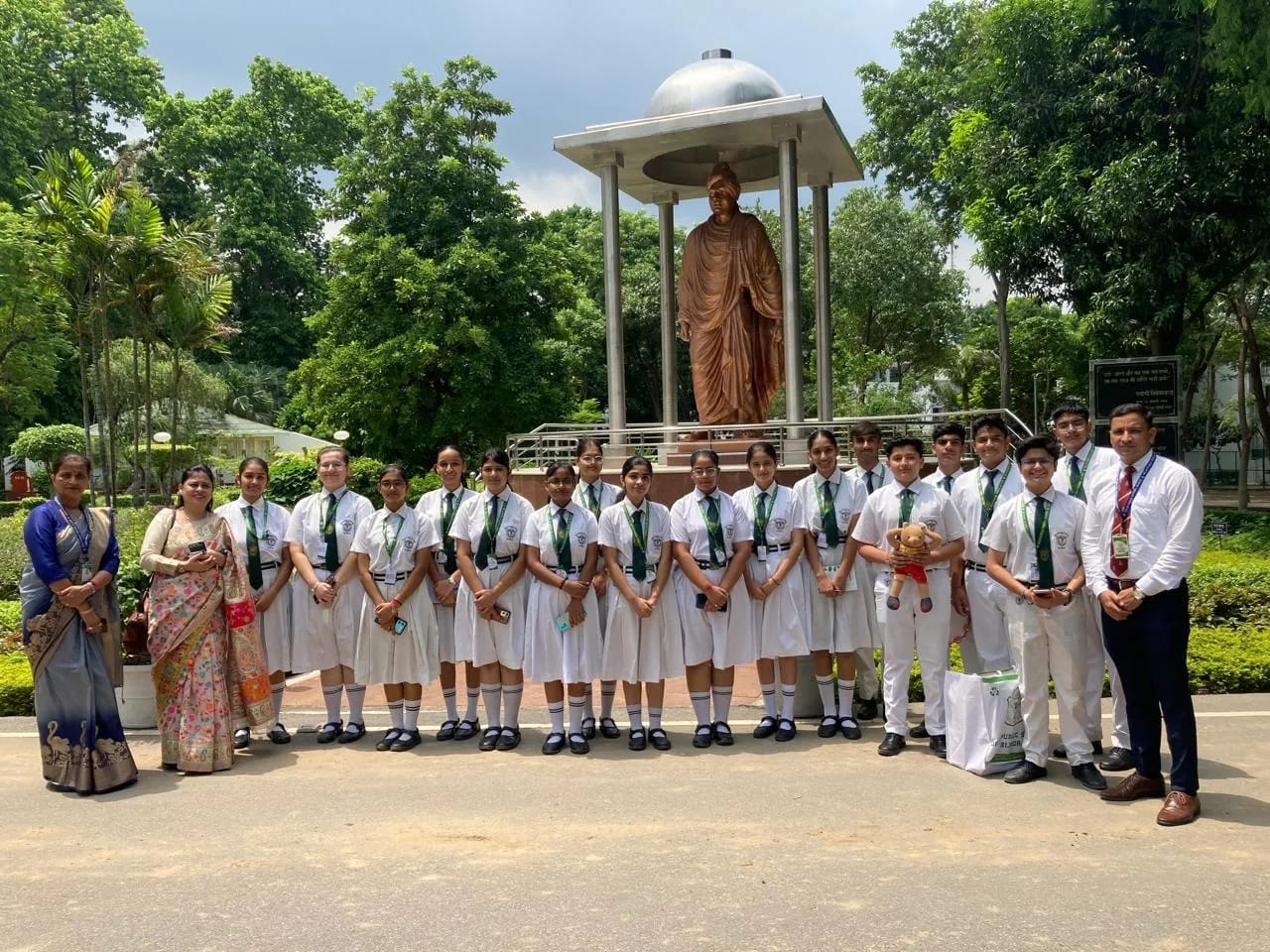 Inspirational educational journey of students of Delhi Public School Bijnor to Raj Bhawan.