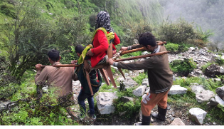 उत्तराखंड के चमोली में कंधे पर बुजुर्ग महिला, राह खतरनाक