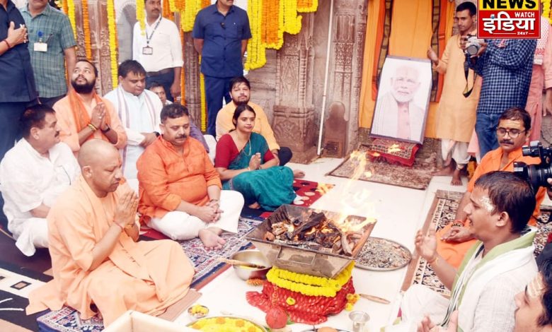 CM Yogi visits Kashi, distributes 74 kg laddus as prasad on PM Modi's birthday