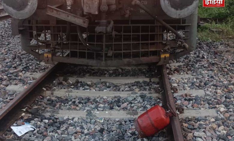 Conspiracy to overturn train in Uttar Pradesh once again, gas cylinder found on track