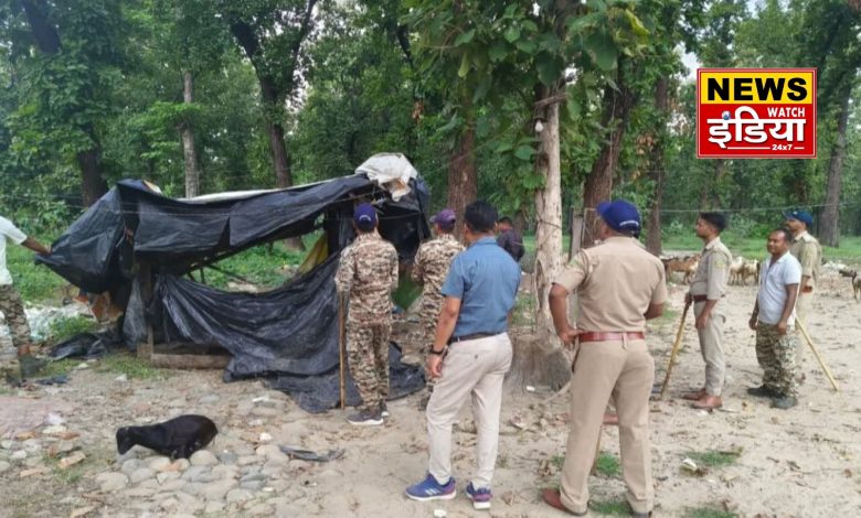 Khatima Forest Department again took major action, demolished the huts built by encroachment, created panic among the encroachers.