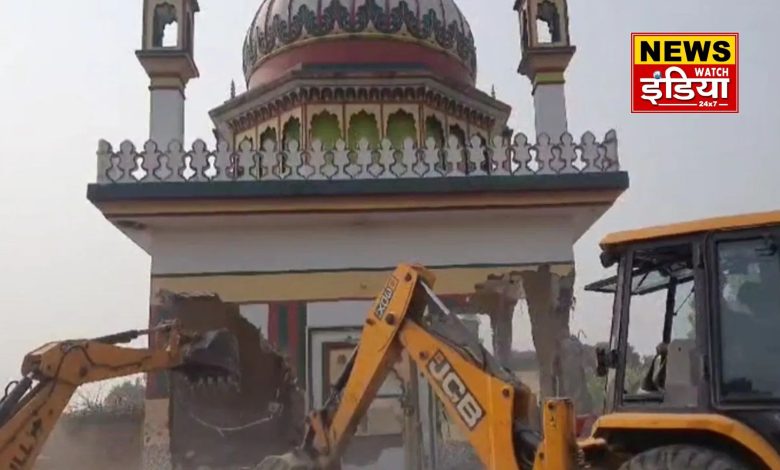 Haridwar News: Administration's bulldozer runs on illegal tomb in Bahadarabad area of ​​Haridwar.