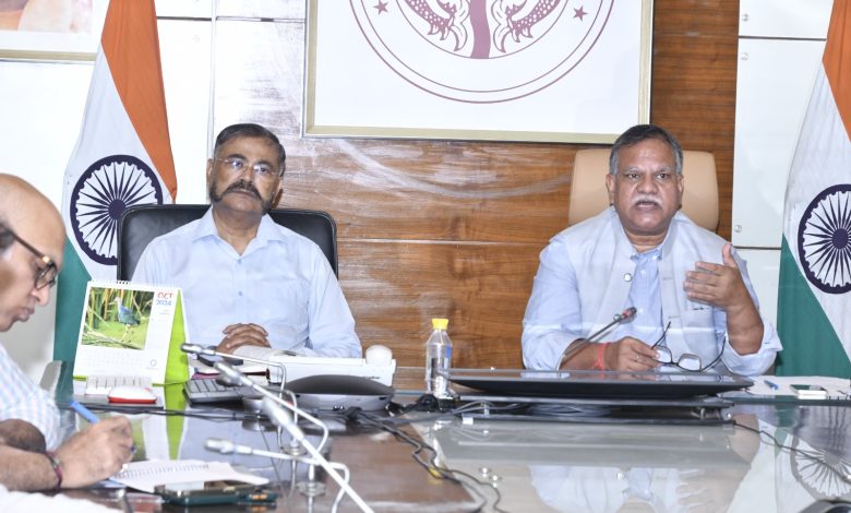 Chief Secretary Shri Manoj Kumar Singh and Director General of Police Shri Prashant Kumar gave necessary instructions regarding law and order