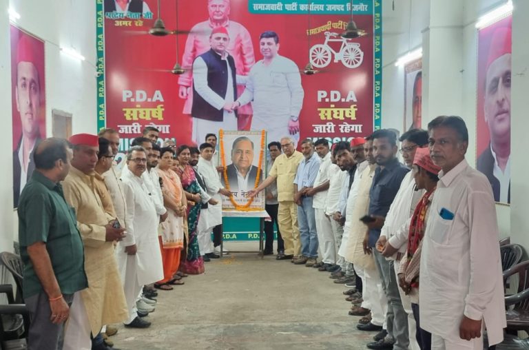 UP Bijnor News: Former Chief Minister Mulayam Singh Yadav's death anniversary celebrated at SP office